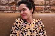 Maria Flor posa sorridente no dia de seu aniversário