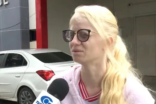 Imagem colorida de mulher dando entrevista