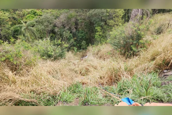 Caminhonete capota e cai em ribanceira de 60 metros na BR-381