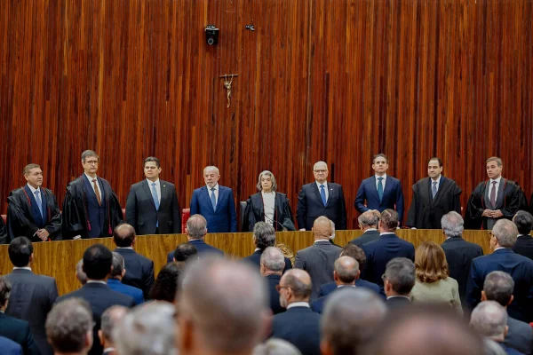 Ministros do TSE tentam evitar que crise do STF contamine a Corte