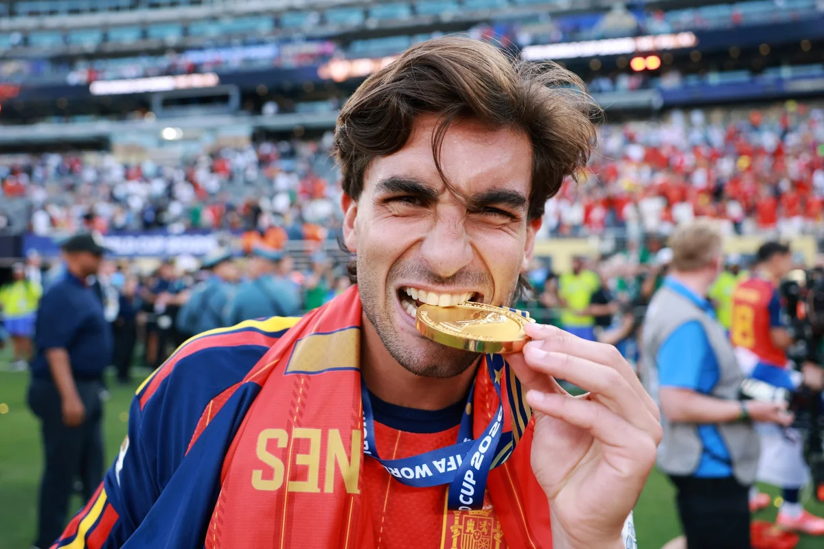 Ferran Torres com a medalha de campeão da Copa do Mundo. Ferran Torres com a medalha de campeão da Copa do Mundo.