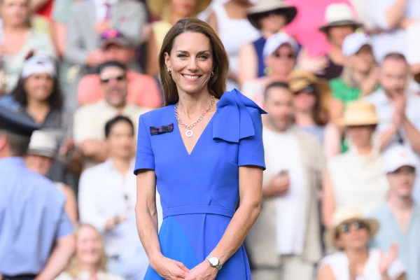 Foto colorida de mulher com roupa azul. Atrás dela, tem uma plateia - Metrópoles