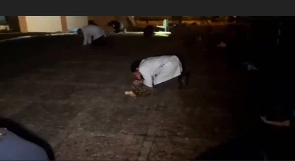 Fiéis rezam em frente a hospital de Santa Catarina