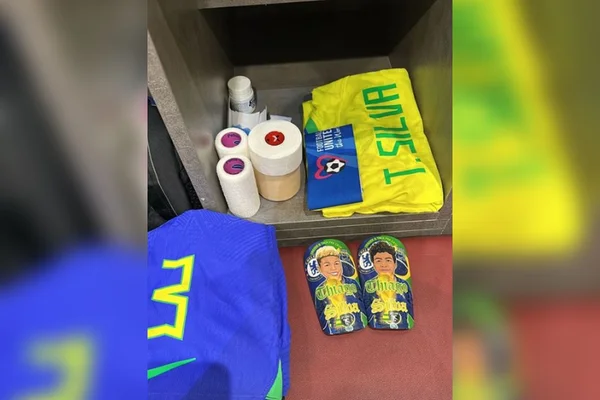 Jogadores da seleção brasileira mostram seus vestiários com uniforme para partida com a Sérvia na Copa do Mundo. Na imagem, o armário de Thiago Silva - Metrópoles