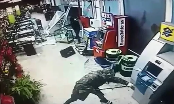 Dupla usa carro para arrombar supermercado e explodir caixas. Vídeos