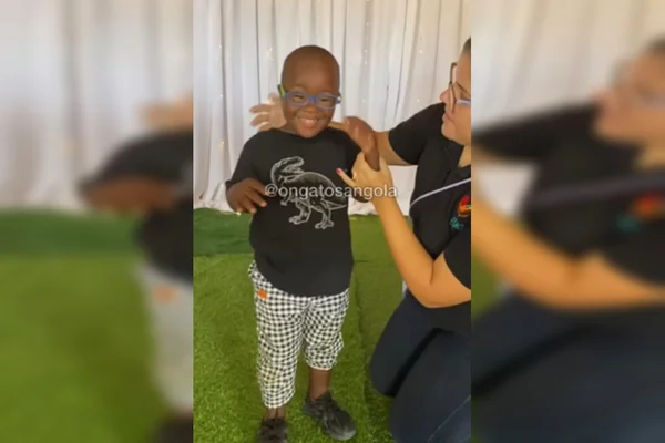 Menino vê com óculos pela primeira vez