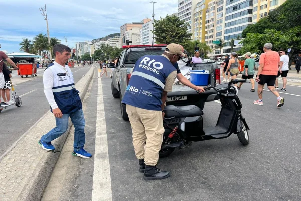 Som alto e prisão: 11 toneladas de produtos apreendidos na orla do Rio