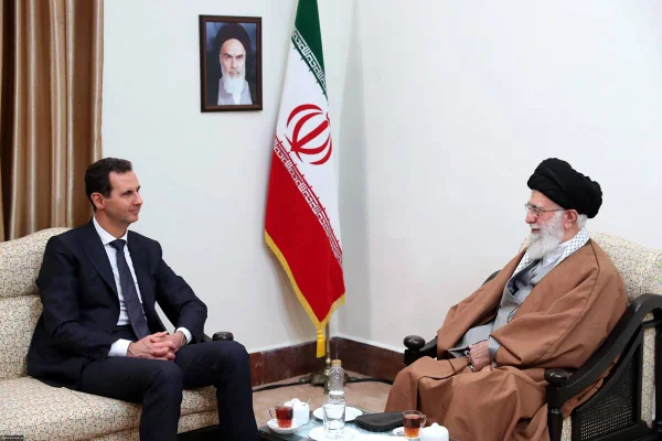 Imagem colorida mostra o presidente da Síria, Bashar al-Assad, e o líder supremo do Irã, aiatolá Ali Khamenei - Metrópoles