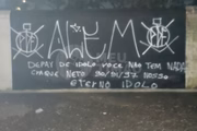 Muro pichado com críticas à Memphis Depay, camisa 10 do Corinthians