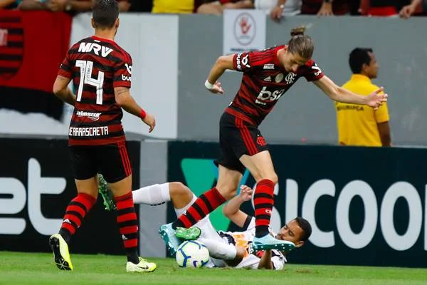 Fotografia colorida de time jogando futebol