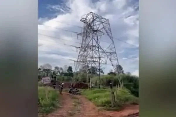 Torre de transmissão de energia cai e mata trabalhador no Paraná