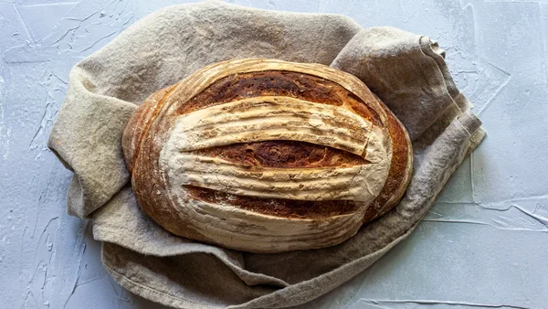 Pão de dobra artesanal com casca crocante e miolo macio