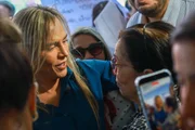 Celina Leão em corpo a corpo com apoiadores