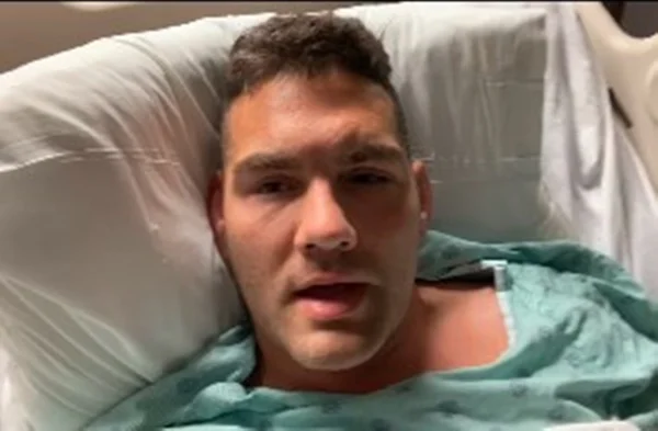 Chris Weidman no hospital após sofrer fratura incrível no UFC
