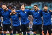 Jogadores cantando o hino da Itália Jogadores cantando o hino da Itália