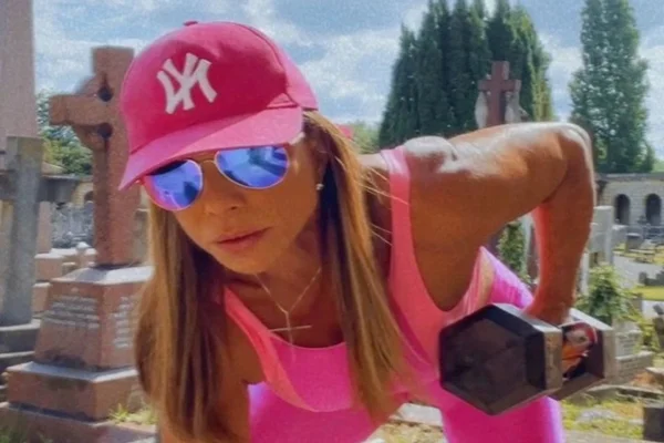 Vovó fitness treina no cemitério e é expulsa: “Encontro a paz”