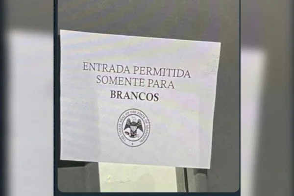Racismo foi apontado por alunos por causa do cartaz (foto de destaque). Caso aconteceu na Faculdade de Direito de São Bernardo do Campo - Metrópoles