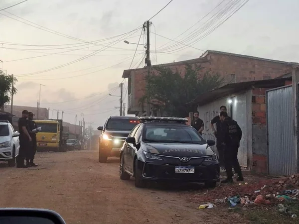 Foto colorida de agentes da PF em endereço alvo de operação - Metrópoles