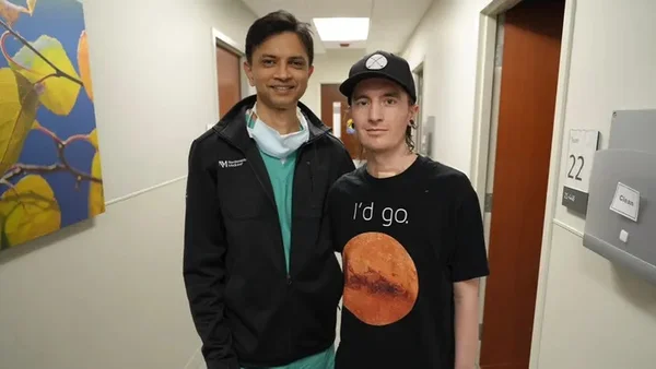 Foto mostra o americano David Bauer, usuário de vape que passou por transplante de pulmão inédito ao lado de seu médico - Metrópoles