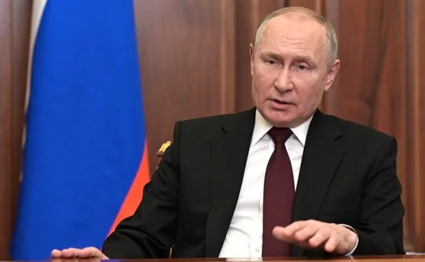 Vladimir Putin, presidente russo. Ele usa terno e gravata e olha seriamente para a frente- Metrópoles