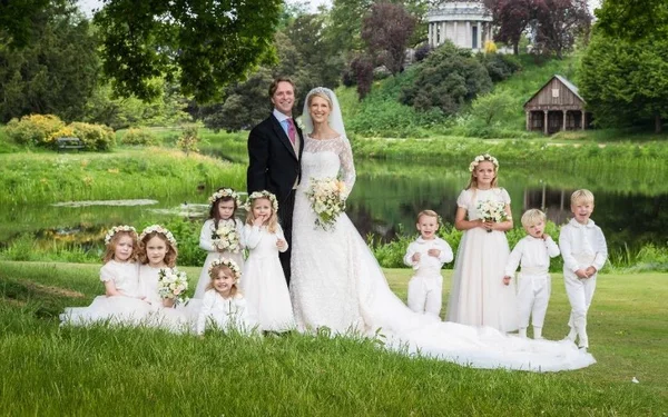 Rainha Elizabeth marca presença em casamento real em Windsor