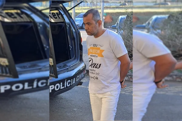 Homem com camiseta branca deixa viatura