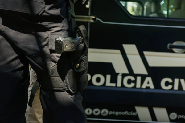 goias policial civil em frente a viatura