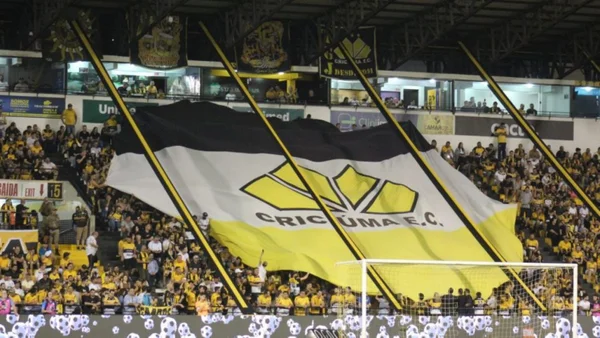 Torcida do Criciúma no Estádio Heriberto Hülse