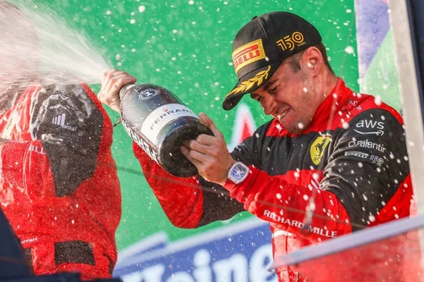 Piloto de Fórmula 1 Charles Leclerc comemora vitória no GP da Austrália estourando champanhe