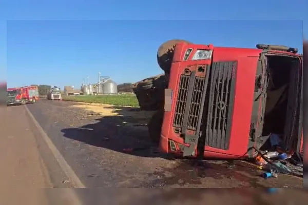 Carreta tomba, esmaga carro e mata motorista na BR-452, em Goiás