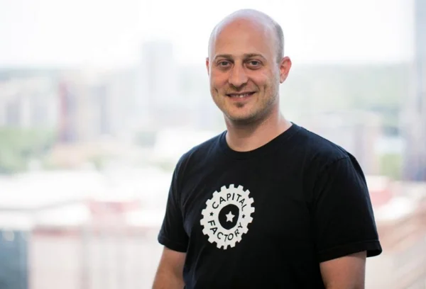 Joshua Baer, empresário de 50 anos, fundador e CEO da aceleradora de startups Capital Factory, sediada em Austin, Texas, morreu após seu avião particular cair em uma rodovia - Metrópoles