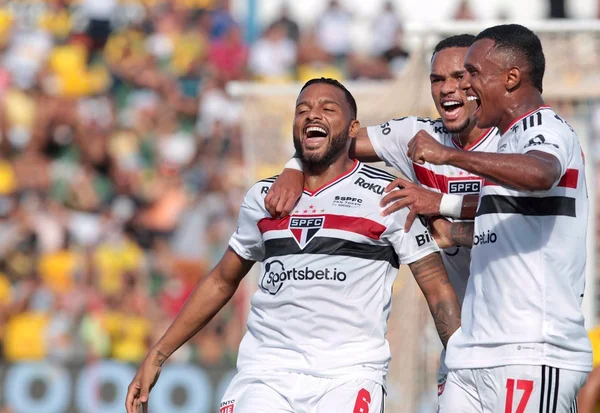 São Paulo faz 3 x 0 no Mirassol e garante 1º lugar no Paulista