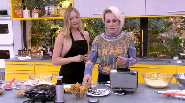 Convidada russa de Ana Maria Braga mostra demais e rouba a cena