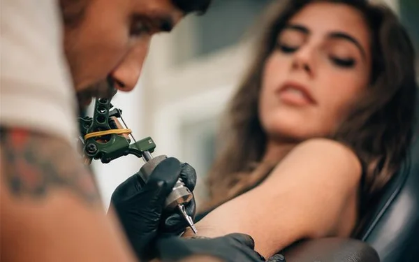 Mulher sendo tatuada