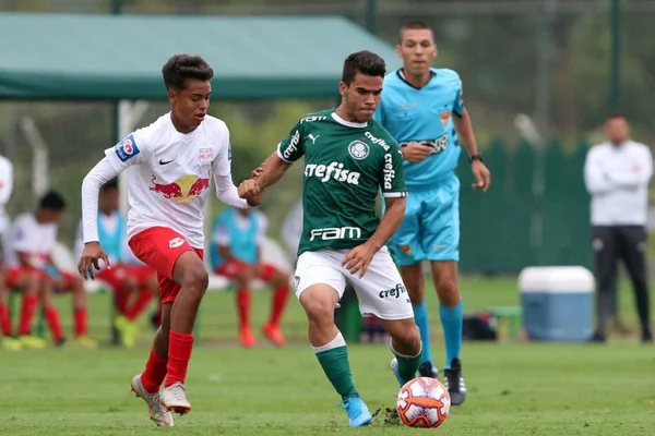 Brasiliense do sub-17 do Palmeiras faz doação para projeto social