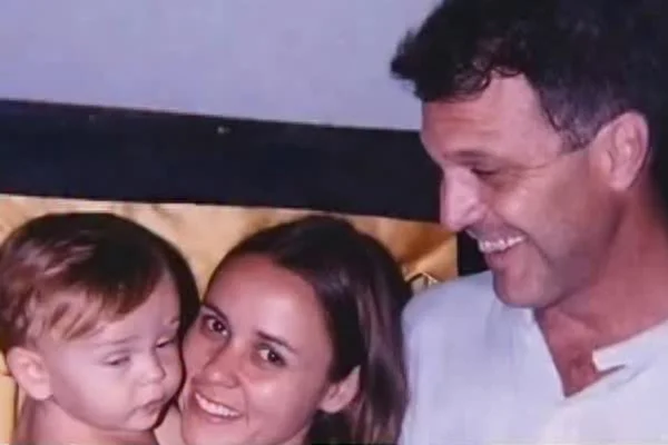 Theo Bial com os pais, Giulia Gam e Pedro Bial