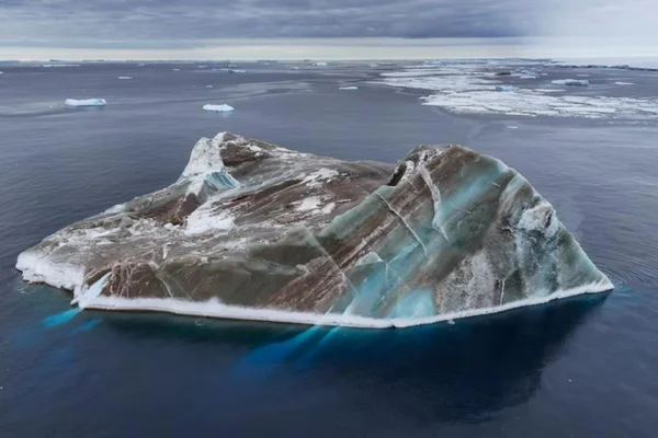 Cientistas acreditam que este iceberg de jade incomum pode ter sua coloração derivada de concentrações de ferro. Metrópoles