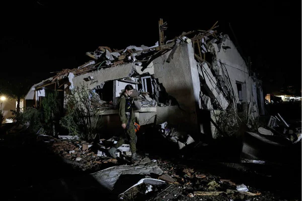Foto colorida de casa após impacto de míssil israelense - Metrópoles