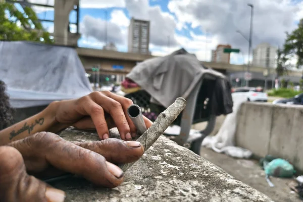Imagem mostra cena urbana - Metrópoles