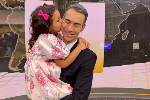 Filha de Tralli faz surpresa de aniversário no trabalho do jornalista