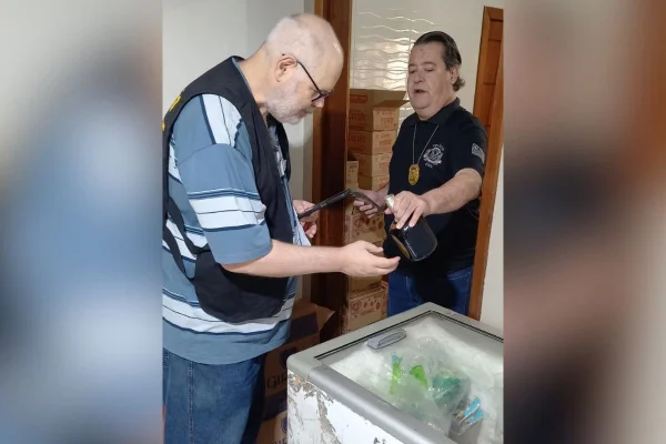 Imagem colorida mostra operação contra adulteração de bebidas em São José do Rio Preto. Metrópoles