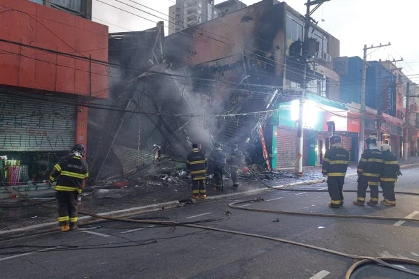 Imagem colorida de bombeiros combatendo fogo em São Bernardo do Campo. Metrópoles