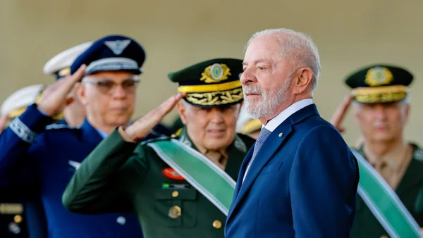 Presidente Lula e militares durante cerimônia no Quartel-General do Exército