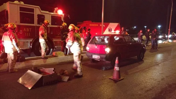 Acidente entre carro e moto interdita Ponte das Garças, no Lago Sul