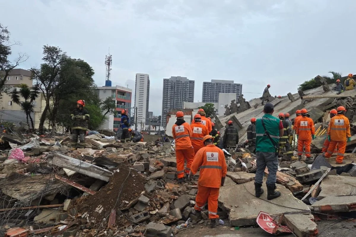 Corpo de Bombeiros confirmou 2 mortes, incluindo uma mulher grávida. Outras 2 pessoas foram resgatadas com vida e quatro seguem soterradas Corpo de Bombeiros confirmou 2 mortes, incluindo uma mulher grávida. Outras 2 pessoas foram resgatadas com vida e quatro seguem soterradas
