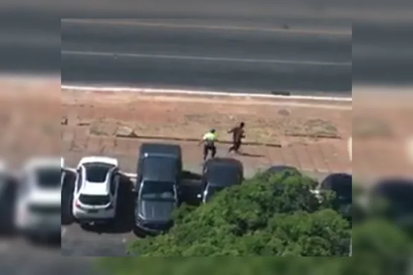 Vídeo: PM atira contra suspeito de roubo no centro de Brasília