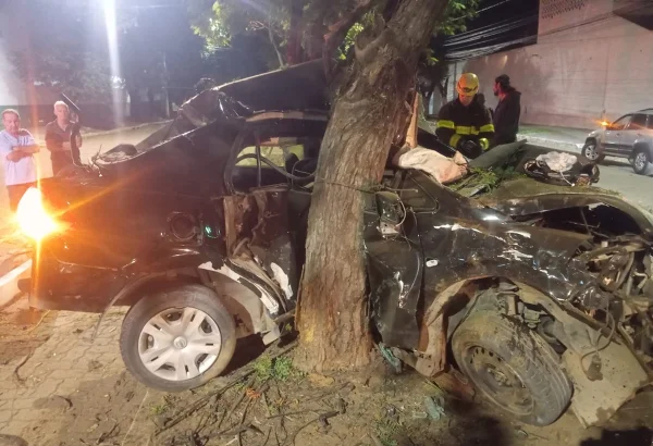 acidente carro bate em árvore