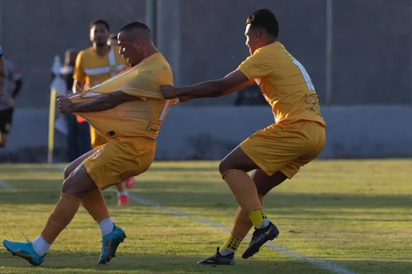 Bernardo comemorando o gol