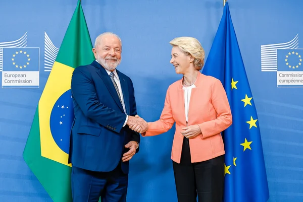 Foto colorida de Lula e Ursula von der Leyen
