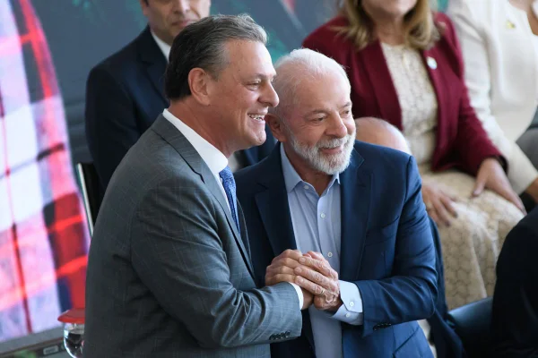 Imagem colorida de Lula e Fávaro, do PSD, se abraçando - Metrópoles